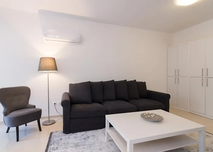 Great Two Bedrooms Apartment In Varkiza